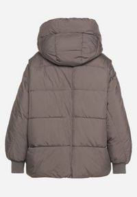 Born2be - Szara Pikowana Kurtka o Kroju Oversize z Kapturem Mevisana. Okazja: na spacer. Typ kołnierza: kaptur. Kolor: szary. Materiał: dzianina, jeans, poliester. Sezon: zima, jesień #5