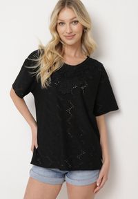 Born2be - Czarny Klasyczny Ażurowy T-shirt z Krótkim Rękawem Ninnia. Okazja: na co dzień, na spotkanie biznesowe. Kolor: czarny. Materiał: jeans. Długość rękawa: krótki rękaw. Długość: krótkie. Wzór: ażurowy. Styl: klasyczny #4