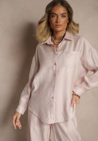 Renee - Jasnoróżowa Koszula Oversize w Klasycznym Stylu z Kieszonką Liozira. Okazja: na spotkanie biznesowe, na co dzień. Typ kołnierza: kołnierzyk klasyczny. Kolor: różowy. Styl: klasyczny
