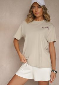 Renee - Jasnobeżowy T-shirt z Bawełny o Kroju Oversize Fillinea. Okazja: na co dzień. Kolor: beżowy. Materiał: bawełna. Wzór: napisy, aplikacja. Styl: klasyczny, casual #3