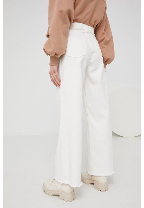 Answear Lab jeansy damskie high waist. Stan: podwyższony. Kolor: beżowy. Styl: wakacyjny
