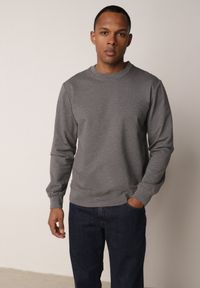 Born2be - Ciemnoszara Bluza o Klasycznym Kroju z Bawełną Merinne. Okazja: na co dzień. Kolor: szary. Materiał: bawełna. Styl: klasyczny #1