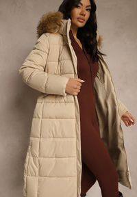 Renee - Beżowa Pikowana Kurtka o Długim Kroju z Paskiem i Kapturem z Futrem Aveslia. Kolor: beżowy. Materiał: futro. Długość: długie #5