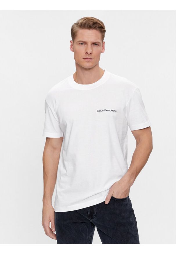 Calvin Klein Jeans T-Shirt Institutional J30J324671 Biały Regular Fit. Kolor: biały. Materiał: bawełna