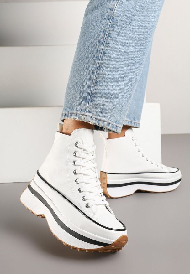 Born2be - Białe Trampki na Nieregularnej Platformie za Kostkę Faloriela. Okazja: na co dzień. Wysokość cholewki: za kostkę. Kolor: biały. Materiał: jeans, skóra. Szerokość cholewki: normalna. Obcas: na platformie. Styl: elegancki, casual