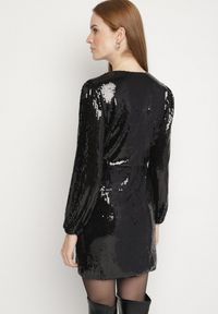 Born2be - Czarna Cekinowa Sukienka o Kopertowym Kroju z Wiązaniem w Talii Eprelle. Okazja: na imprezę. Kolor: czarny. Długość rękawa: długi rękaw. Wzór: aplikacja, gładki. Typ sukienki: kopertowe. Styl: elegancki #6