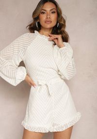 Renee - Beżowy Elegancki Kombinezon z Tłoczonym Wzorem Falbankami i Bufiastymi Rękawami Dalisa. Kolor: beżowy. Materiał: skóra. Styl: elegancki