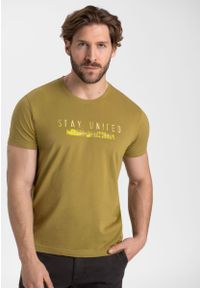 Volcano - Oliwkowa koszulka męska T-UNITED. Kolor: oliwkowy. Materiał: włókno, bawełna. Długość rękawa: krótki rękaw. Długość: krótkie. Wzór: napisy, nadruk. Sezon: zima, lato. Styl: elegancki, klasyczny, sportowy #1