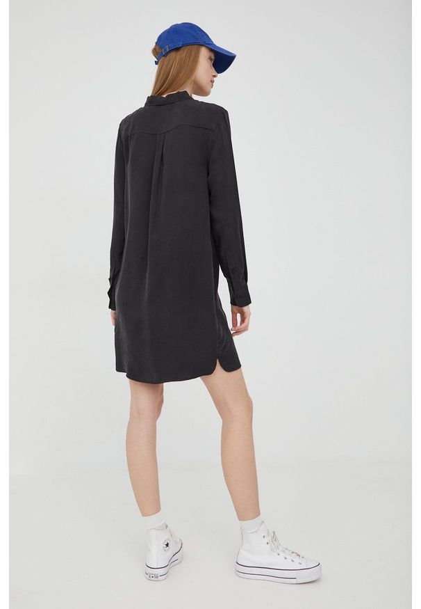 Superdry sukienka kolor czarny mini prosta. Okazja: na co dzień. Kolor: czarny. Materiał: tkanina. Długość rękawa: długi rękaw. Typ sukienki: proste. Styl: casual. Długość: mini
