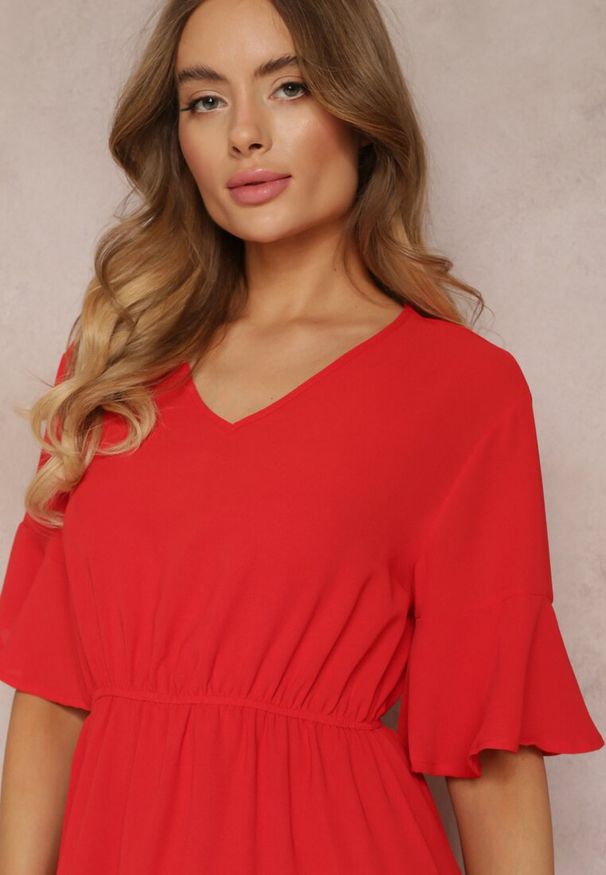 Renee - Czerwona Sukienka Parthesio. Kolor: czerwony. Materiał: materiał, wiskoza. Długość rękawa: krótki rękaw. Sezon: lato. Długość: midi