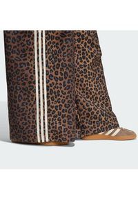 Adidas - adidas Spodnie dresowe Leopard Firebird JW7302 Brązowy Wide Leg. Kolor: brązowy. Materiał: syntetyk #5