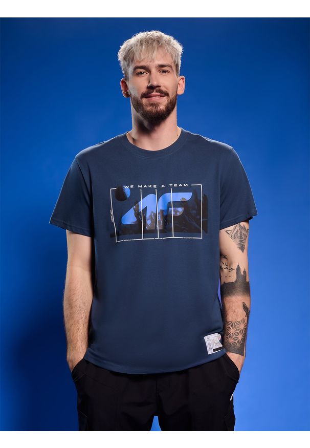 4f - 4F T-shirt regular z nadrukiem siatkarskim męski - granatowy 3XL. Okazja: na co dzień, do domu. Kolor: niebieski. Materiał: bawełna, jersey, materiał. Wzór: nadruk. Styl: sportowy, klasyczny, casual