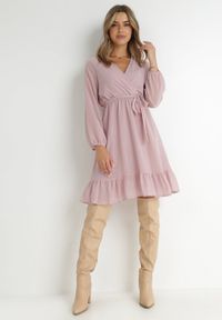 Born2be - Różowa Sukienka Pronestra. Kolor: różowy. Materiał: tkanina, materiał. Wzór: gładki. Typ sukienki: kopertowe. Styl: elegancki. Długość: mini #2