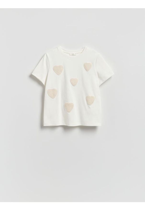 Reserved - T-shirt z haftowaną aplikacją - złamana biel. Materiał: dzianina, bawełna. Wzór: aplikacja, haft