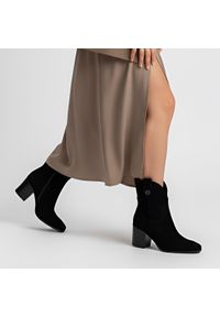 Czarne Botki Karino Damskie Modne Obuwie Jesienne. Kolor: czarny. Materiał: zamsz, materiał, welur. Szerokość cholewki: normalna. Sezon: jesień #1