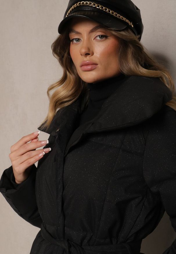 Renee - Czarna Długa Kurtka Pikowana z Wiązanym Paskiem Zdobiona Brokatem Emaloria. Okazja: na co dzień. Kolor: czarny. Materiał: jeans. Długość: długie. Wzór: aplikacja. Styl: elegancki, casual