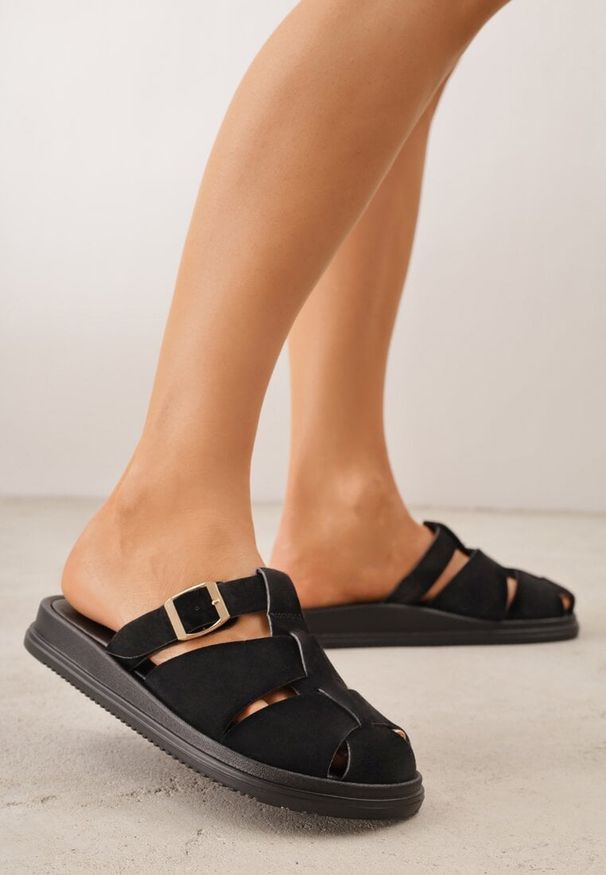 Renee - Czarne Klapki z Zakrytym Noskiem i Ozdobnymi Paskami z Klamerką Themine. Kolor: czarny. Materiał: nubuk, koronka. Sezon: lato