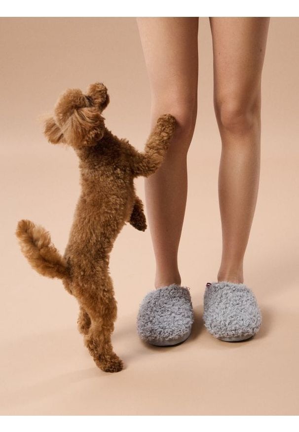 Sinsay - Kapcie z imitacji baranka - szary. Kolor: szary