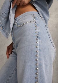 Renee - Niebieskie Szerokie Jeansy Ozdobione Nitami High Waist z Bawełną Typhele. Okazja: na co dzień. Stan: podwyższony. Kolor: niebieski. Wzór: aplikacja. Sezon: wiosna. Styl: casual, klasyczny #2