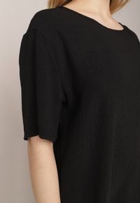 Born2be - Czarny Minimalistyczny T-shirt z Teksturowanej Tkaniny z Bawełną Shinost. Okazja: na co dzień, do pracy. Kolekcja: plus size. Kolor: czarny. Materiał: bawełna, tkanina. Styl: casual #5