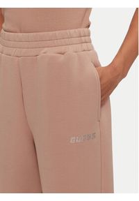 Guess Spodnie dresowe Cecilia V4BB13 K7UW2 Beżowy Regular Fit. Kolor: beżowy. Materiał: wiskoza #4