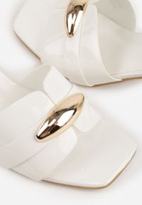 Renee - Białe Klapki na Słupku w Eleganckim Stylu Zdobione Podłużną Aplikacją Achythia. Okazja: na co dzień. Kolor: biały. Materiał: satyna, jeans. Wzór: aplikacja. Obcas: na słupku. Styl: elegancki #6