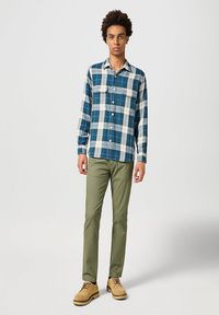 Wrangler - WRANGLER MĘSKA KOSZULA 2 PKT SHIRT GREEN 112357974