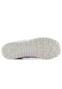 Buty dziecięce New Balance G5745LP – fioletowe. Okazja: na co dzień, na uczelnię. Kolor: fioletowy. Materiał: zamsz, syntetyk, materiał. Szerokość cholewki: normalna. Model: New Balance 574. Sport: turystyka piesza #5