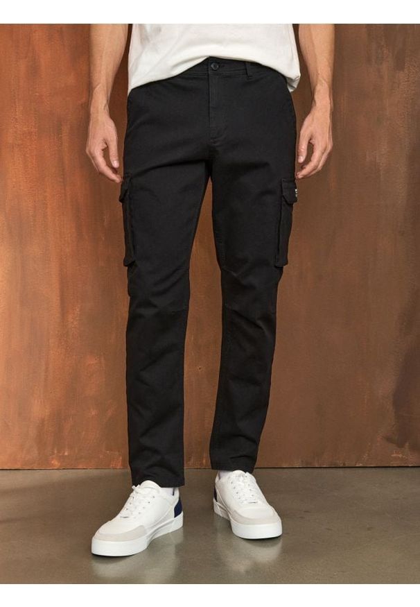 Sinsay - Spodnie cargo - czarny. Kolor: czarny
