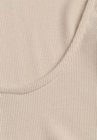 Renee - Jasnobeżowe Basicowe Body Sadovelle. Okazja: na co dzień, do pracy, na spotkanie biznesowe. Kolor: beżowy. Materiał: jeans. Długość rękawa: długi rękaw. Długość: długie. Styl: sportowy, casual, biznesowy, elegancki #6