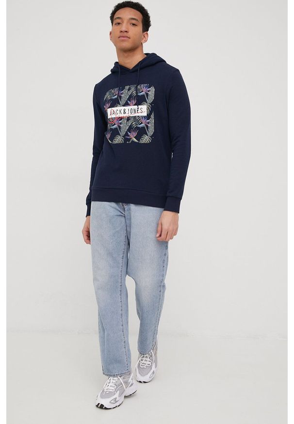 Jack & Jones bluza męska kolor granatowy z kapturem z nadrukiem. Okazja: na co dzień. Typ kołnierza: kaptur. Kolor: niebieski. Materiał: dzianina. Wzór: nadruk. Styl: casual