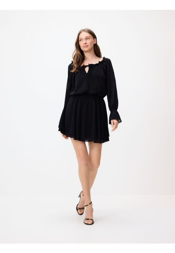 Reserved - Sukienka mini z falbanami - czarny. Kolor: czarny. Materiał: dzianina. Długość: mini