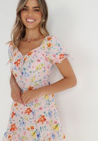 Born2be - Różowa Sukienka Chihelle. Kolor: różowy. Materiał: tkanina. Wzór: aplikacja, kwiaty. Typ sukienki: dopasowane. Długość: mini #2