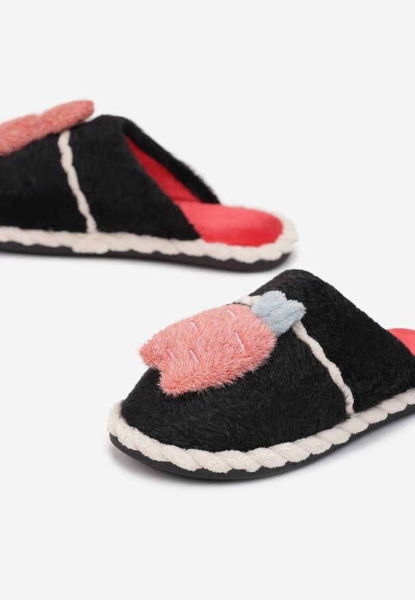 Born2be - Czarne Kapcie z Futerkiem i Ozdobą Bincaster. Kolor: czarny. Materiał: futro. Wzór: aplikacja