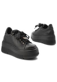 Sneakersy damskie Karino, na wysokiej platformie skórzane z ozdobami z okrągłym noskiem, czarne, 5739-126-P. Okazja: na co dzień. Nosek buta: okrągły. Zapięcie: sznurówki. Kolor: czarny. Materiał: skóra. Wzór: aplikacja. Obcas: na platformie. Styl: casual, elegancki #5