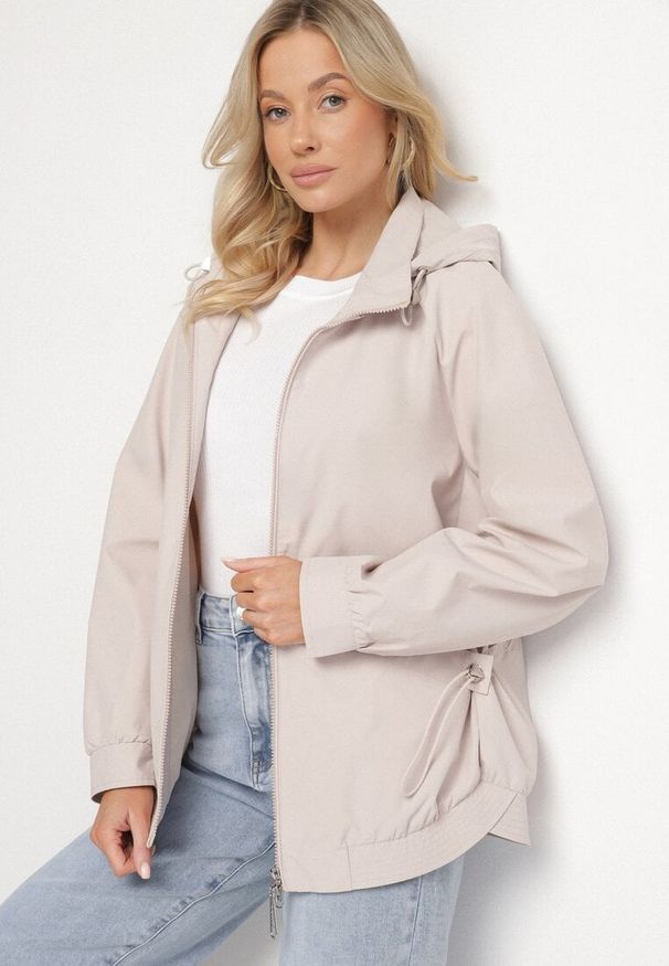 Born2be - Jasnobeżowa Kurtka Parka o Pudełkowym Kroju ze Ściągaczem w Talii i Kapturem Sesoliena. Okazja: na co dzień, na spacer. Kolor: beżowy. Materiał: jeans. Długość rękawa: długi rękaw. Długość: długie. Styl: elegancki, casual