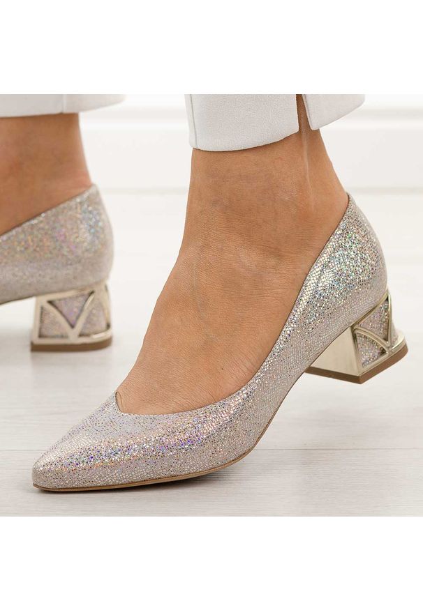 Multi s95 skórzane Polskie czółenka damskie na obcasie Prestige 2230/oblX. Okazja: na spotkanie biznesowe, na ślub cywilny, na wesele, na imprezę. Kolor: wielokolorowy. Materiał: skóra. Szerokość cholewki: normalna. Styl: biznesowy, elegancki, klasyczny