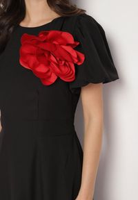 Born2be - Czarna Sukienka Vices o Rozkloszowanym Kroju z Odpinanym Kwiatem 3D Rallarea. Kolor: czarny. Wzór: kwiaty. Sezon: wiosna, lato #7