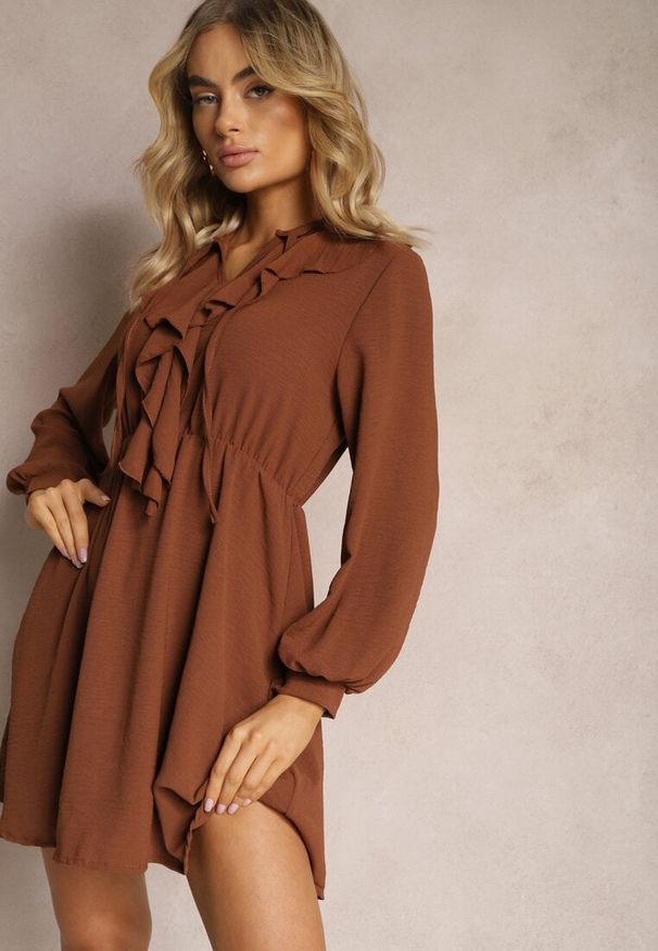 Renee - Brązowa Mini Sukienka o Rozkloszowanym Fasonie z Falbankami i Gumką w Talii Beranzze. Typ kołnierza: kołnierz z falbankami. Kolor: brązowy. Materiał: skóra. Długość rękawa: długi rękaw. Długość: mini