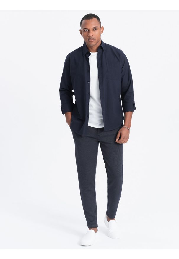 Ombre Clothing - Spodnie męskie CARROT ze strukturalnej dwukolorowej dzianiny - granatowe V1 - Rozmiar: L. Okazja: na co dzień. Kolor: niebieski. Materiał: dzianina. Styl: casual, elegancki