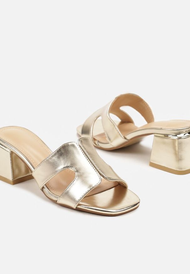 Renee - Złote Wsuwane Klapki z Ekoskóry na Słupku Qlina. Kolor: złoty. Materiał: jeans. Obcas: na słupku. Styl: elegancki, wizytowy. Wysokość obcasa: średni