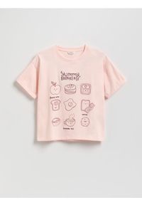 Reserved - T-shirt z haftem - pastelowy róż. Kolor: różowy. Materiał: bawełna. Wzór: haft