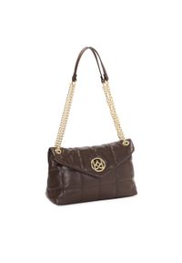 Kazar - Brązowa pikowana torebka zdobiona monogramem. Kolor: brązowy. Wzór: aplikacja. Materiał: skórzane. Rodzaj torebki: na ramię #4