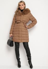 Born2be - Brązowa Kurtka Pikowana z Futerkiem Przy Kapturze i Paskiem w Talii Dorinka. Okazja: na co dzień. Kolor: brązowy. Materiał: futro. Długość rękawa: długi rękaw. Długość: długie. Styl: casual, elegancki #2