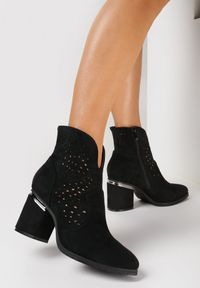 Born2be - Czarne Botki na Ozdobnym Słupku z Ażurową Cholewką z Ekozamszu Fionela. Wysokość cholewki: za kostkę. Zapięcie: zamek. Kolor: czarny. Szerokość cholewki: normalna. Wzór: ażurowy. Obcas: na słupku. Styl: boho #3