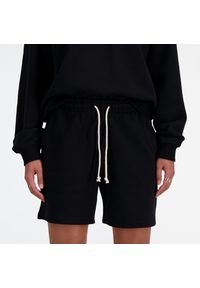 Spodenki damskie New Balance WS41508BK – czarne. Stan: podwyższony. Kolor: czarny. Materiał: bawełna, dresówka. Długość: krótkie. Wzór: ze splotem #2