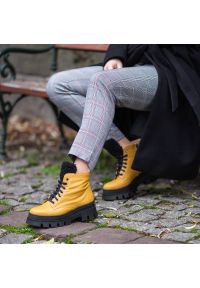 Żółte Botki Blu Skórzane Ocieplane Buty Damskie. Okazja: na spacer. Kolor: żółty. Materiał: skóra. Szerokość cholewki: normalna. Sezon: jesień. Obcas: na obcasie. Styl: elegancki. Wysokość obcasa: niski #3