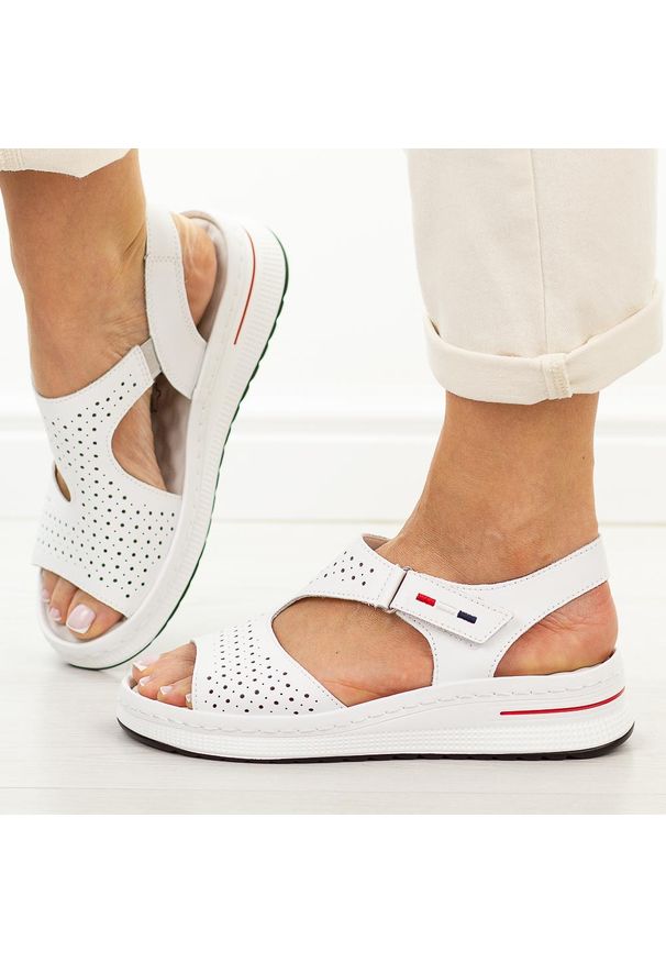 Białe skórzane sandały damskie T.Sokolski 26-31. Okazja: na co dzień. Zapięcie: rzepy. Kolor: biały. Materiał: skóra. Sezon: wiosna, lato. Obcas: na platformie. Styl: casual