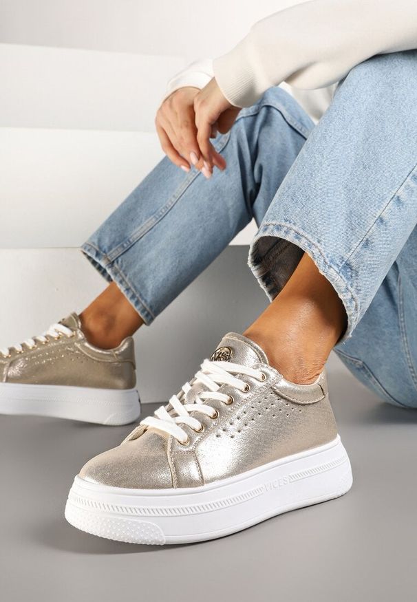 Born2be - Złote Sneakersy Vices na Grubej Podeszwie z Perforacją i Napisem Nonadwin. Okazja: na co dzień, na spacer. Zapięcie: sznurówki. Kolor: złoty. Materiał: jeans. Wzór: napisy. Sport: turystyka piesza