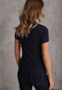 Renee - Granatowy Bawełniany T-shirt o Dopasowanym Kroju z Prążkowanego Materiału Lailya. Kolor: niebieski. Materiał: prążkowany, materiał, bawełna. Styl: elegancki #3